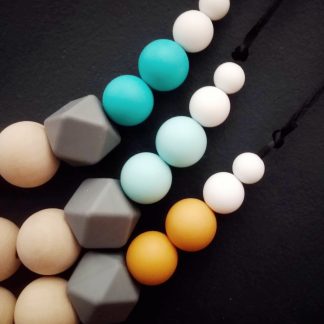 détail perles collier allaitement bois silicone