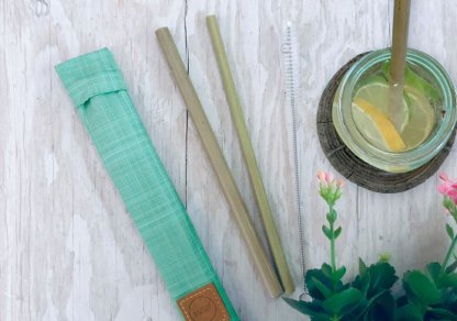 pailles réutilisables en bambou, goupillon, et jolie pochette en bouteilles recyclées