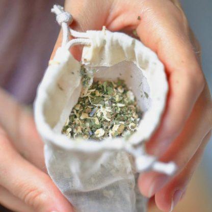 Coffret de plantes Bio pour le Bain : Infusions de bain, sac en coton bio, chouchou et trousse de voyage – Image 5