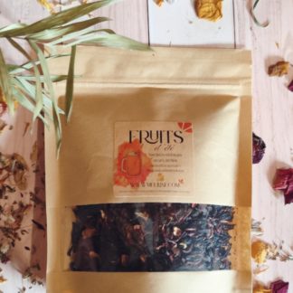 Fruits d'été : tisane glacée de fleurs d'Hibiscus et baies de Sureau séchées