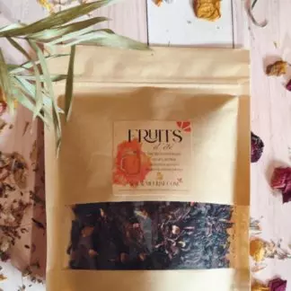 Fruits d'été : tisane glacée de fleurs d'Hibiscus et baies de Sureau séchées